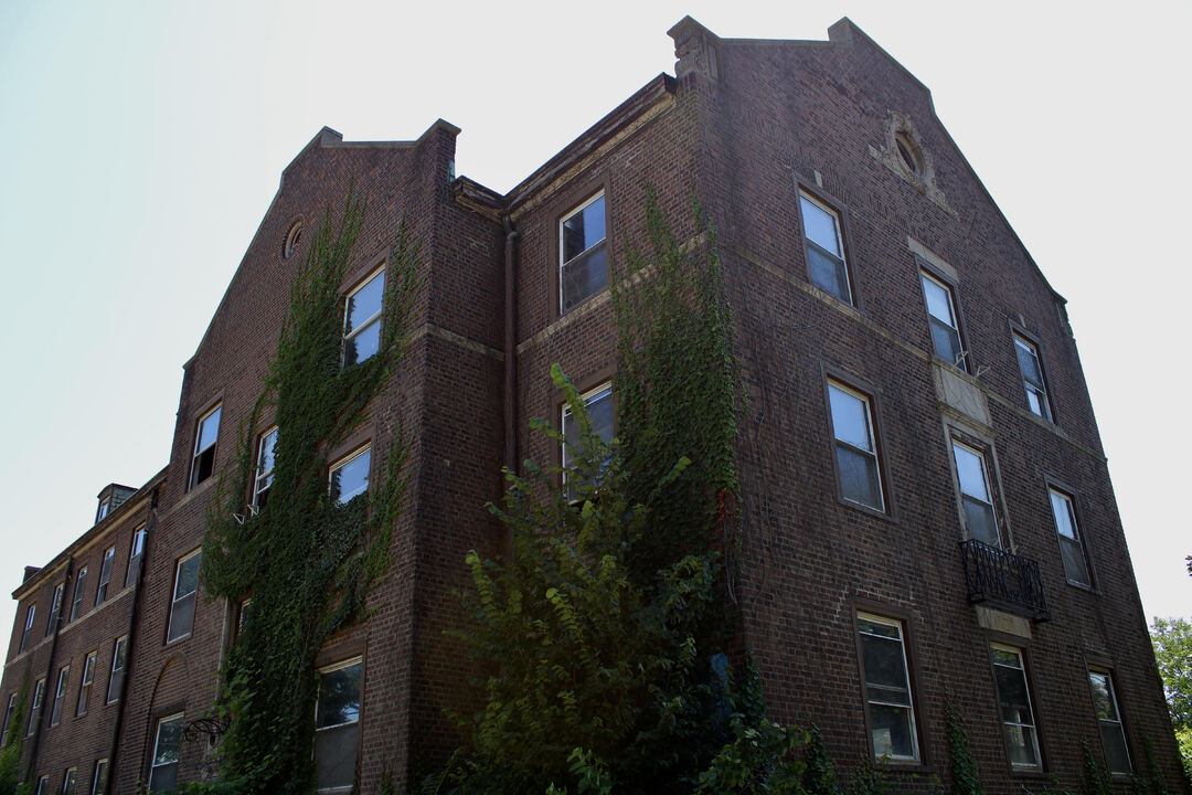 YWCA dormitory to the east of the mansion, on Franklin Boulevard & West 31st Place.
