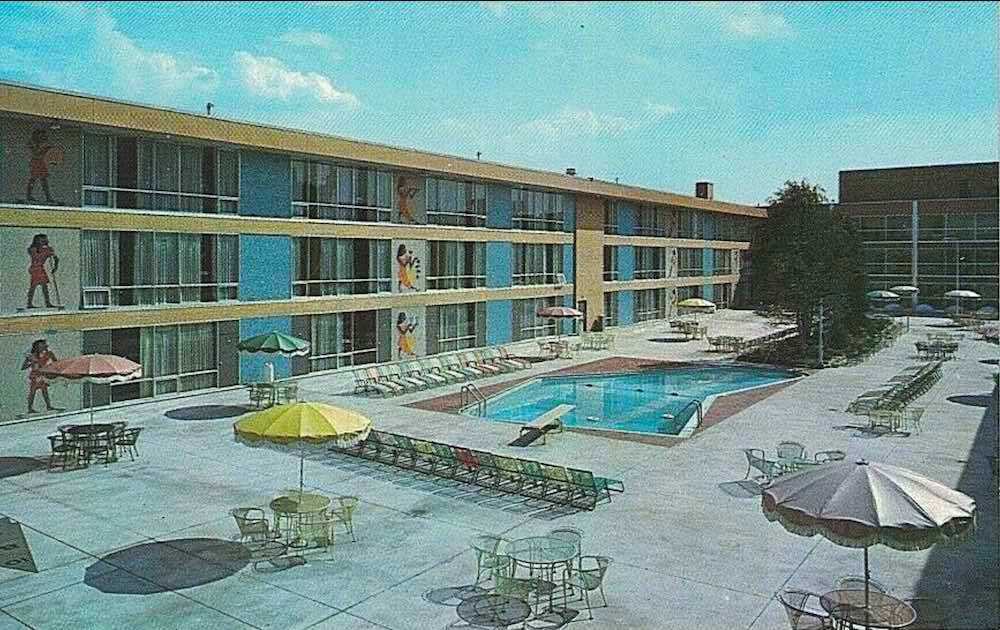 The inner court of the Sahara Motor Hotel