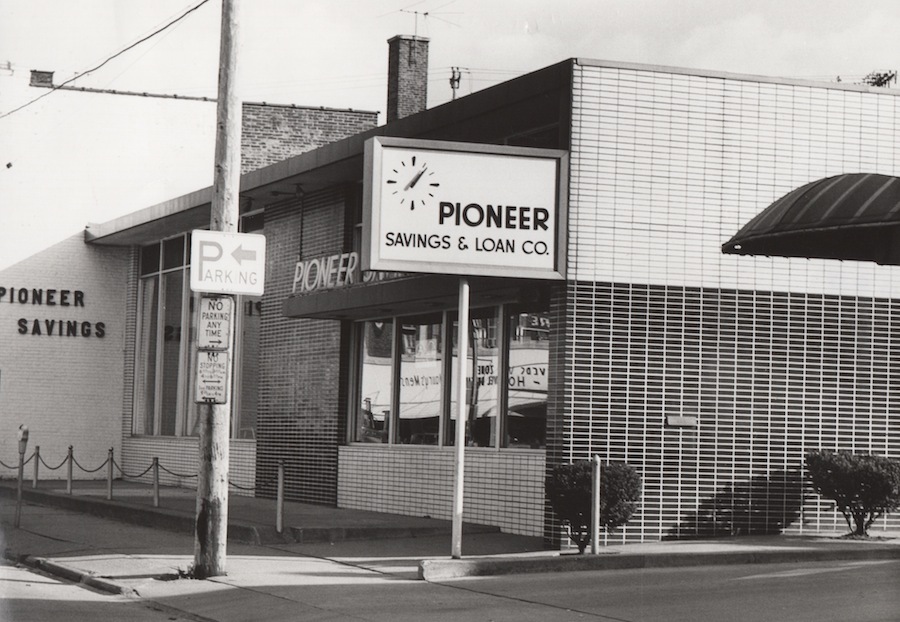 Pioneer Savings Bank, Exterior