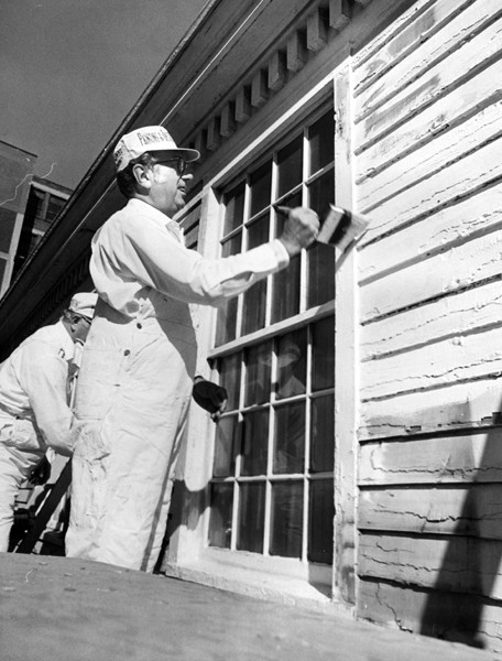 Mayor Perk Paints Dunham Tavern