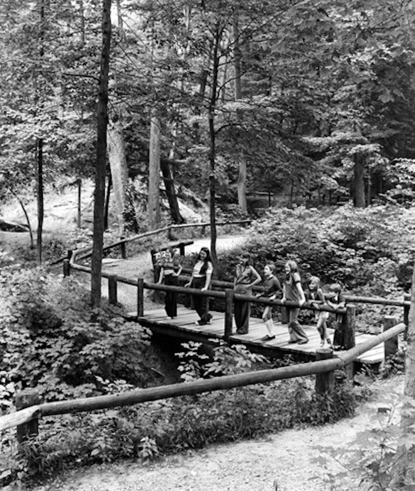 School kids hike Squire's Castle's trails, ca. 1977