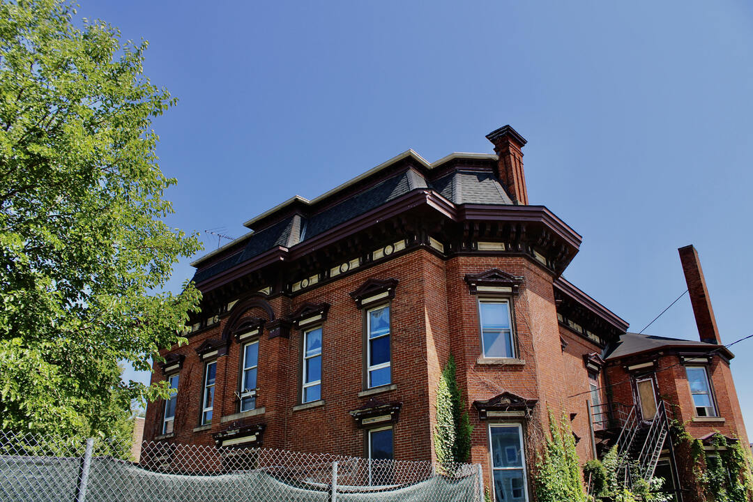 The front of the Cook-Bousfield Mansion in 2021
