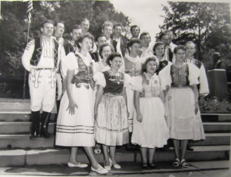 Dancers visit Gardens