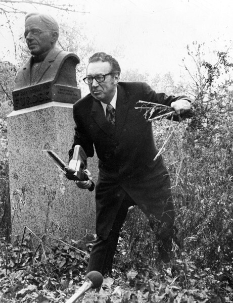 Mayor Perk Pitches In, 1971